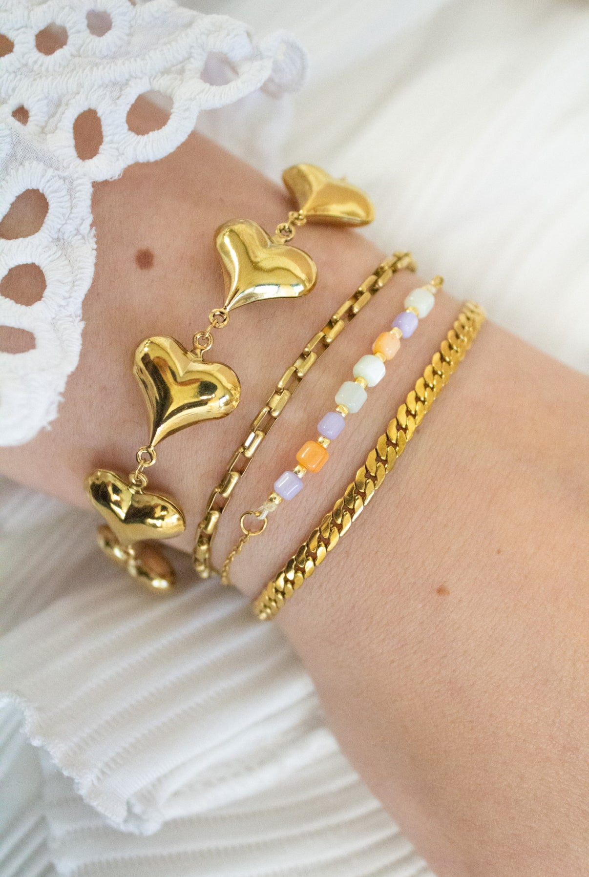 ARMBAND KLEURRIJKE BEDELS