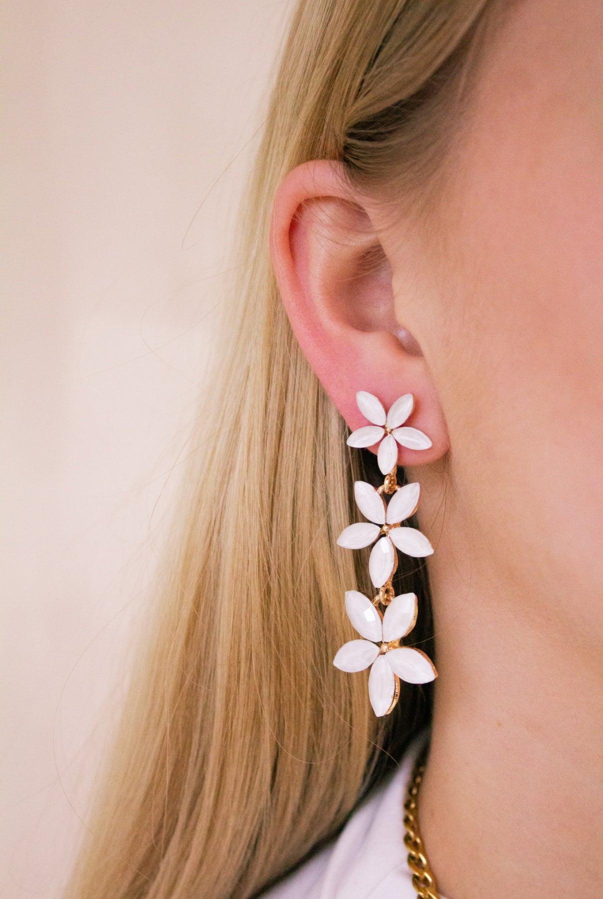 OORBELLEN LANGE WITTE BLOEMEN