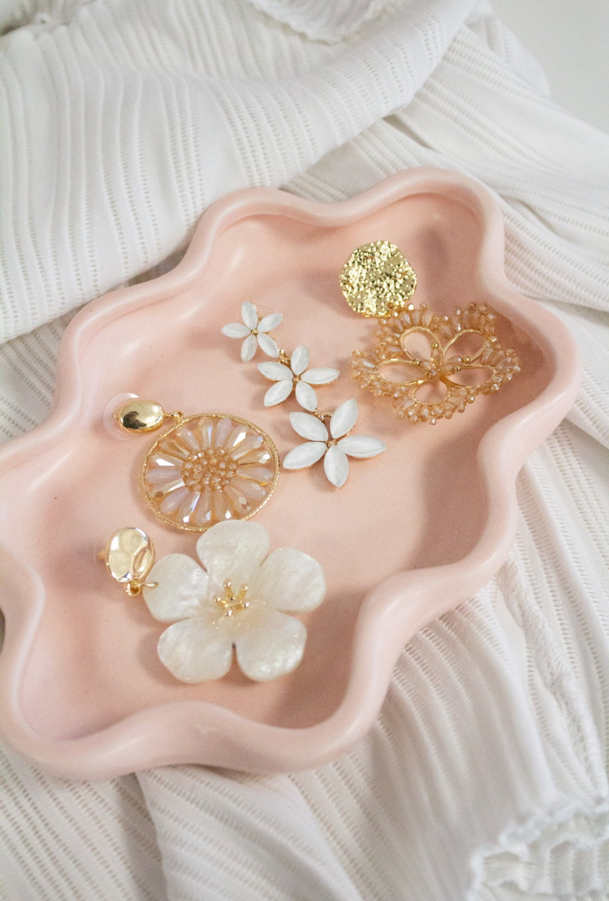 OORBELLEN BEIGE BLOEM
