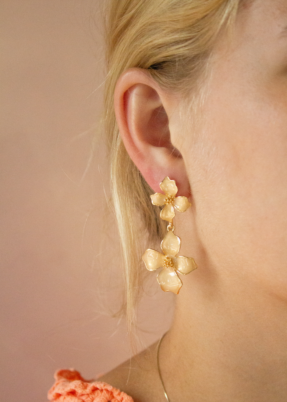 OORBELLEN BEIGE BLOEMEN