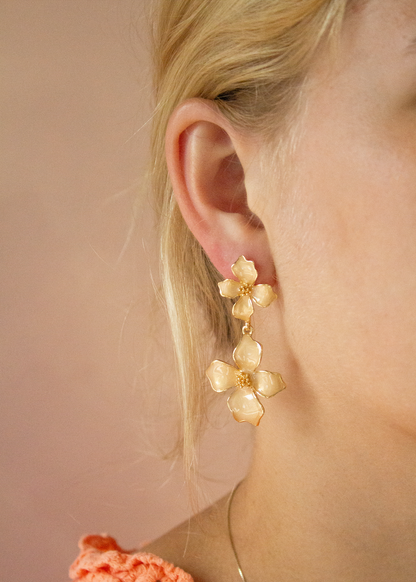 OORBELLEN BEIGE BLOEMEN